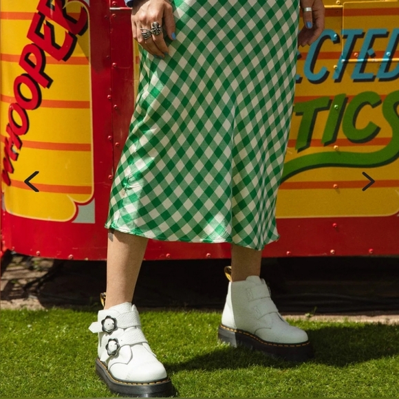 Dr. Martens Devon Flower Buckle Leather Platform Boots Women's 8 - Picture 2 of 12